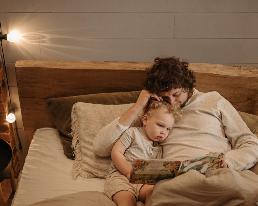 lecture du soir, papa qui lit une histoire, histoire bébé
