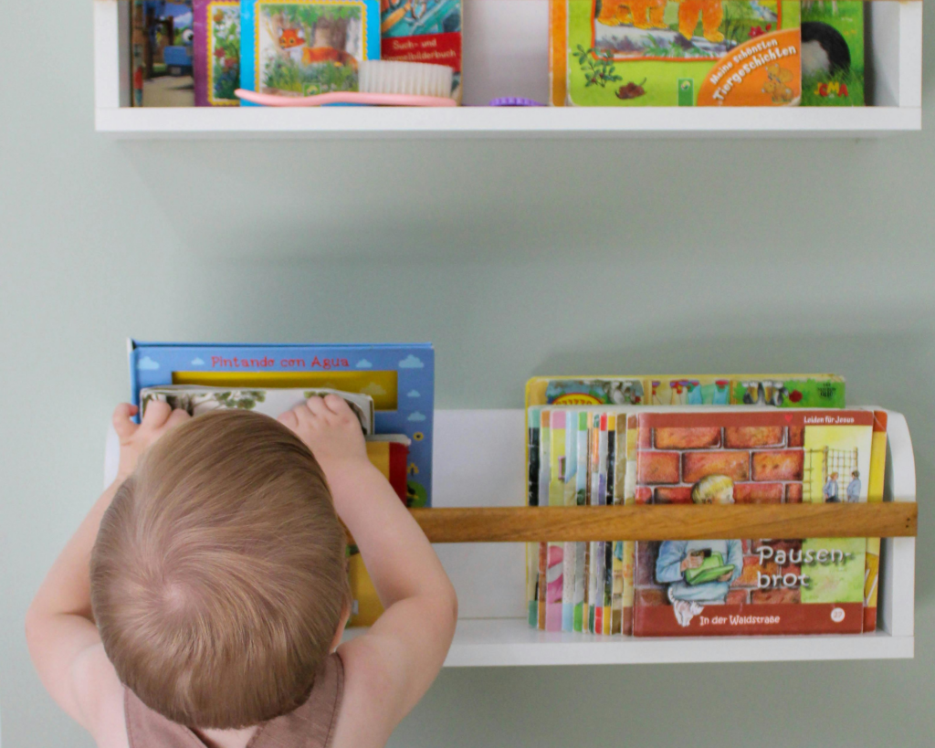 enfant qui choisit un livre, une histoire, lecture enfant, histoire enfant, histoire bébé